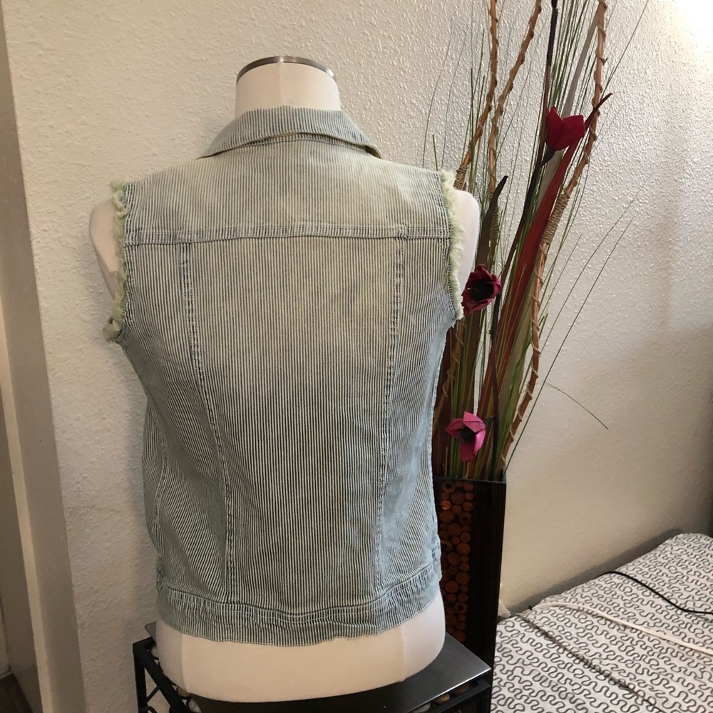 Vest - Picture 2 of 4